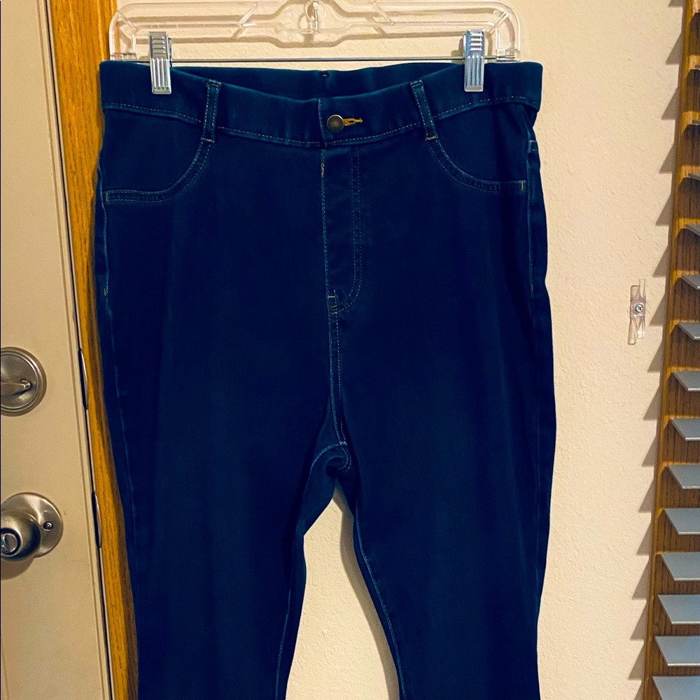 Woman’s stretch pull on jeans  L(12-14)